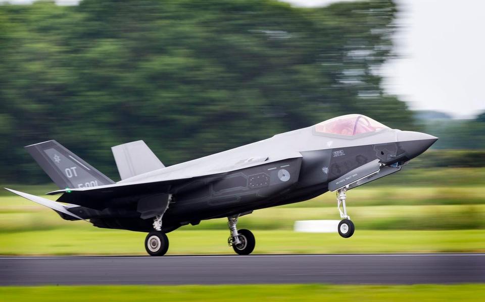 De F-35 de JSF tijdens de Air Demo boven de vliegbasis tijdens de Luchtmachtdagen op Vliegbasis Leeuwarden. 