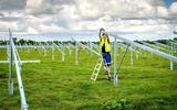 Installateurs zijn bezig met het aanleggen van zonnepanelenpark.