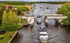 De brug over de Noarder Alde Wei tussen de Langwarder Wielen en de Goïngarypster Puollen bij Broek ging gistermiddag een paar keer per uur open voor zeilboten en grote cruisers.