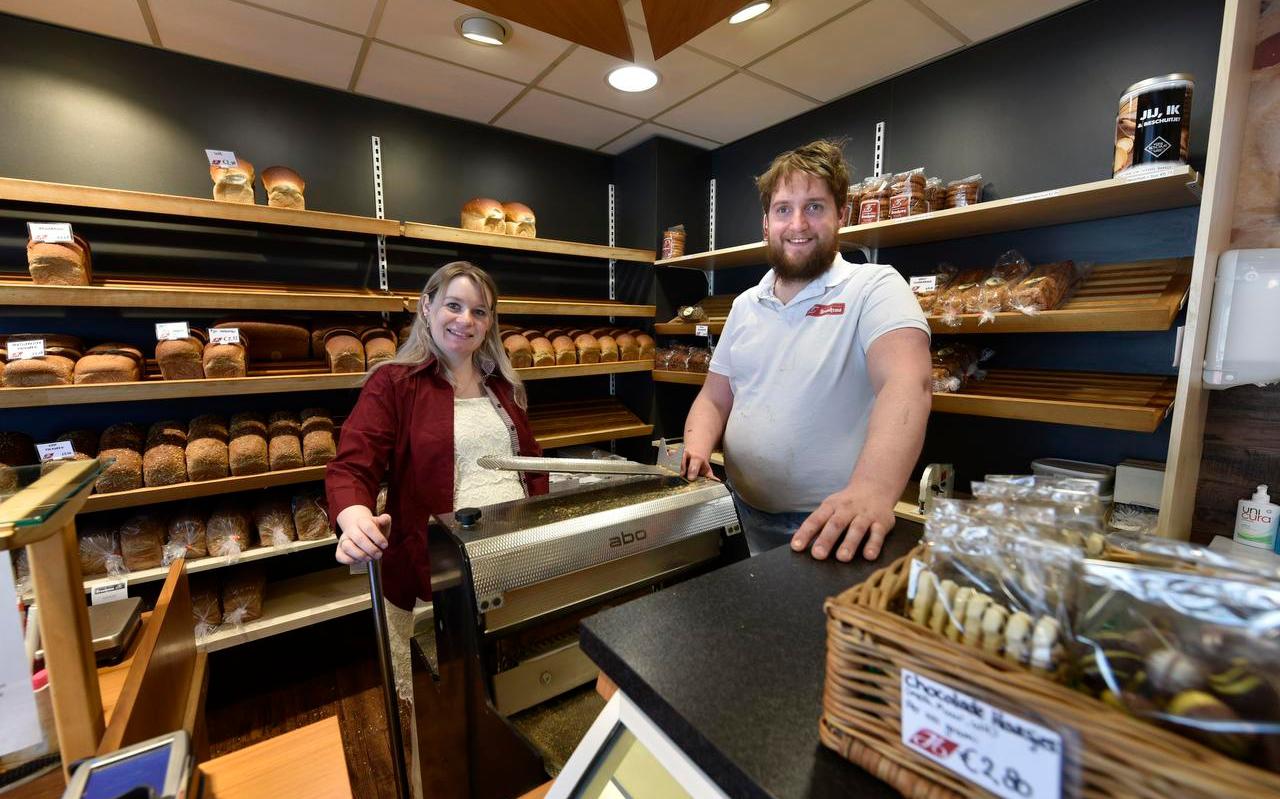 Hiltje en Aaldert Bruinsma in hun Bakkerij Braaksma in Oentsjerk. Ze zijn als twintigers zeldzaam in het vak.