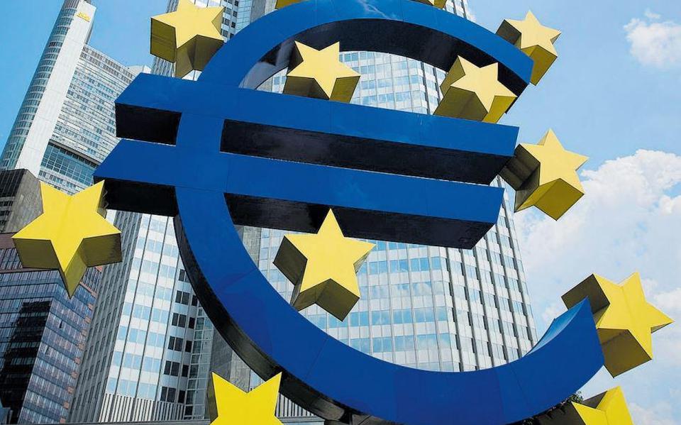 Investeren in nieuwe activiteiten is een remedie om de economie weer te laten opleven. Daarnaast zal de ECB de rente weer moeten verhogen, zodat er over de hele linie weer positieve rentes zijn.