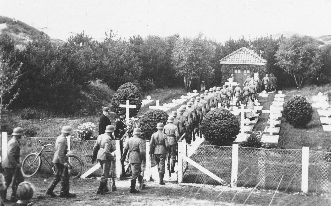 Een ceremonie op begraafplaats Vredenhof van drie Engelse vliegeniers, door duitse militairen.