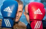 Het boksen zit de broers Ferenc (links) en Haye Soepboer uit Sneek in de genen. Een officieel onderling gevecht zal er echter nooit komen. ,,Dat wil onze moeder niet hebben.” Foto: Niels de Vries