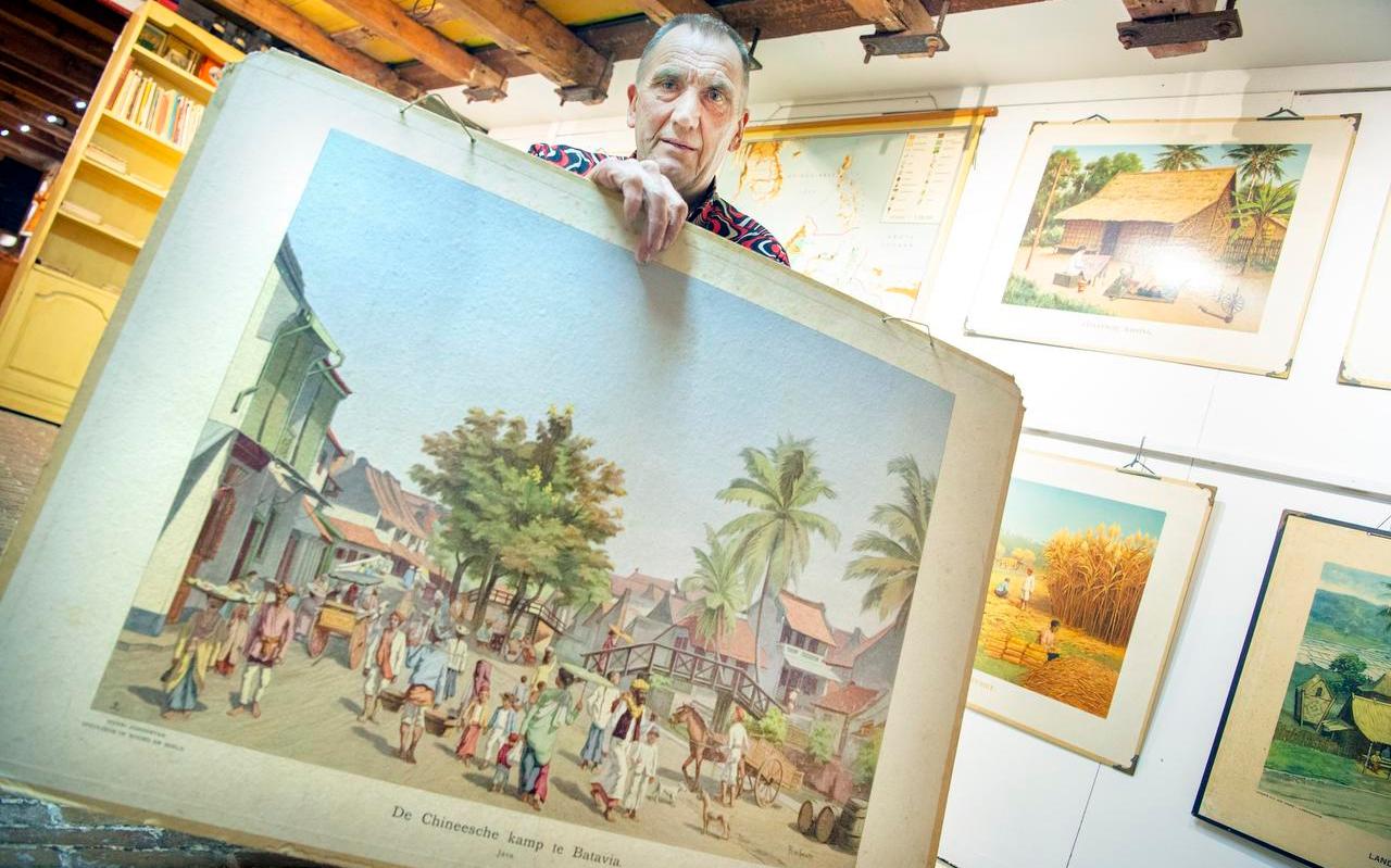 Piet Heeringa toont de plaat ‘De Chineesche kamp te Batavia’.