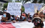 Papoea-studenten eisen onafhankelijkheid van Indonesië tijdens een protest in Bandung, West-Java, op 2 september.
