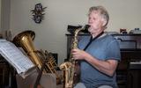 Brassbanddirigent Piet Visser benutte de coronacrisis door altsaxofoon te leren spelen. Foto: Jan Spoelstra