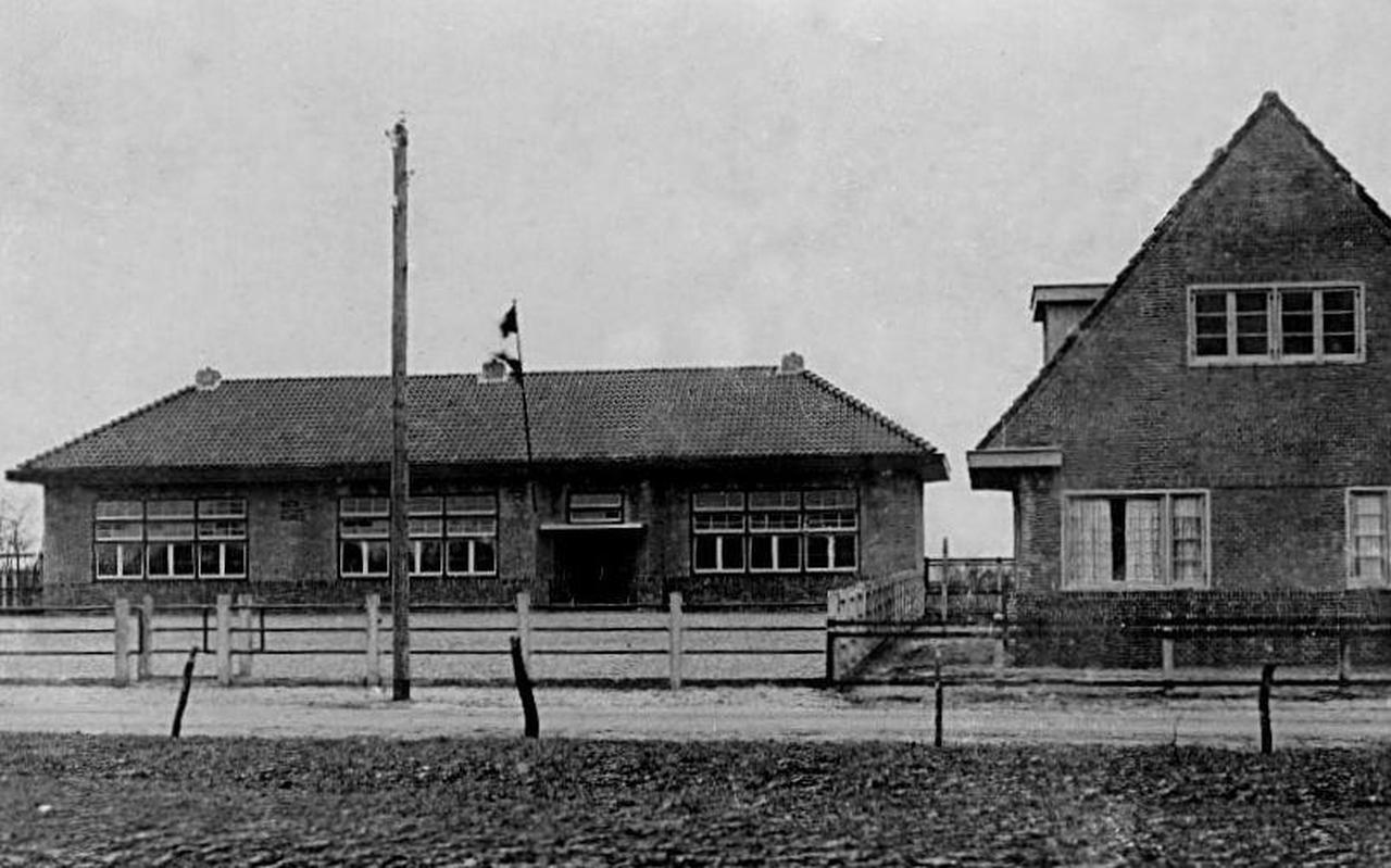 De school in De Tike bij de opening in 1929.