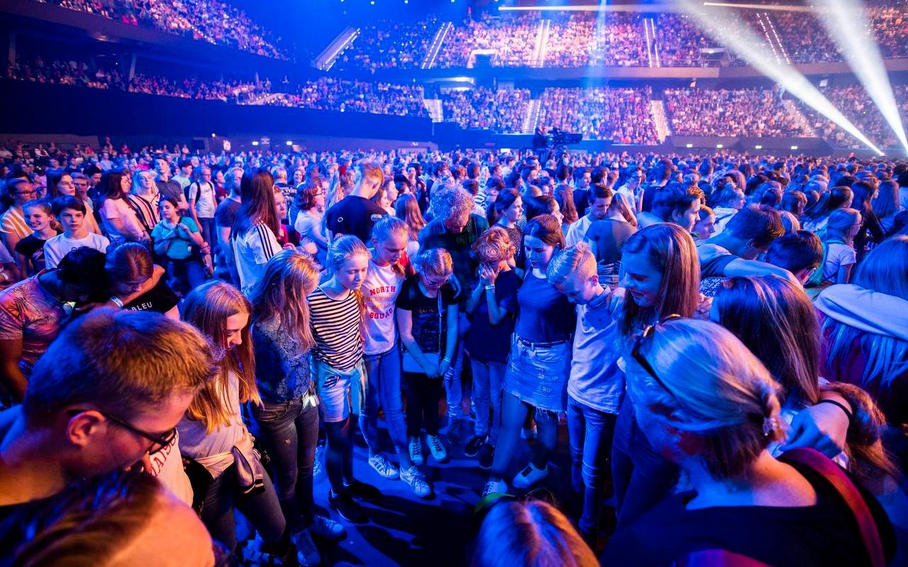 Duizenden jongeren samen in Ahoy in Rotterdam, tijdens de EO Jongerendag van 2019. ‘De traditionele kerkdienst is voor jeugd slechts één kleur op het palet van geloofsvorming’, aldus het rapport ‘Jeugdtrends 2020’.