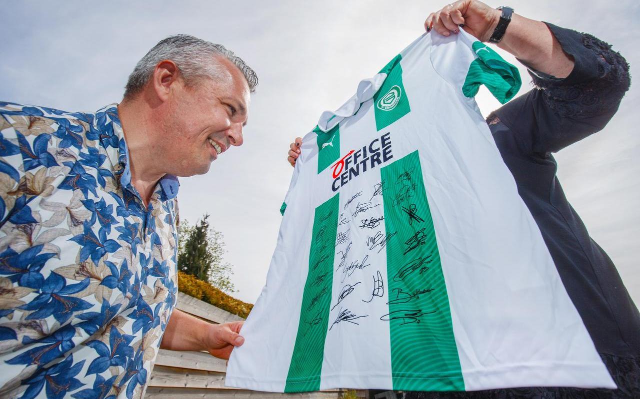 Christian de Jong met het souvenir dat hij kreeg van FC Groningen, het gesigneerde shirt.
