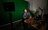 Geert van der Velde in zijn studio in Nij Beets van waaruit hij de Internationale schaakwereld bedient.