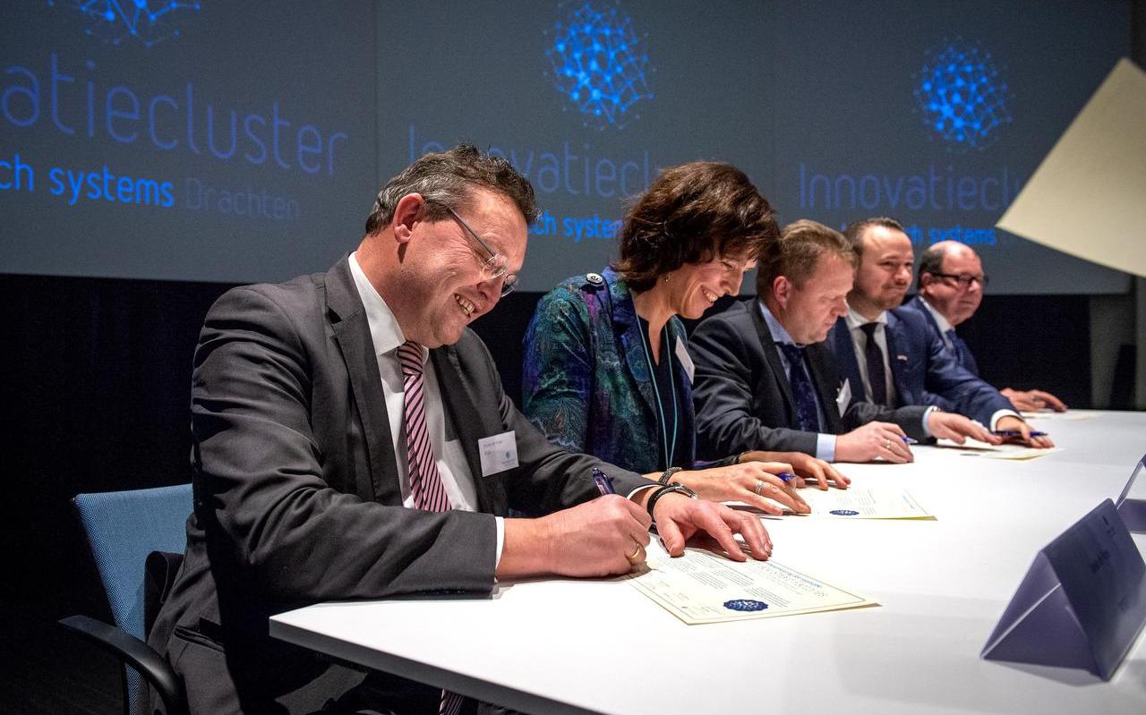 Jouke Visser, Jacquelien Scherpen, Binne Visser, Sander de Rouwe en Tom van Mourik ondertekenen de intentieverklaring. Foto: Jilmer Postma