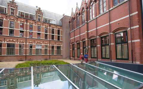 De binnenplaats van het provinciehuis in Leeuwarden.