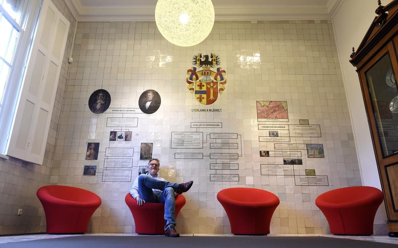 Lieuwe Krol voor de stamboomwand van Tinco Lycklama, die ter ere van de expositie in zijn geboortehuis werd aangebracht.