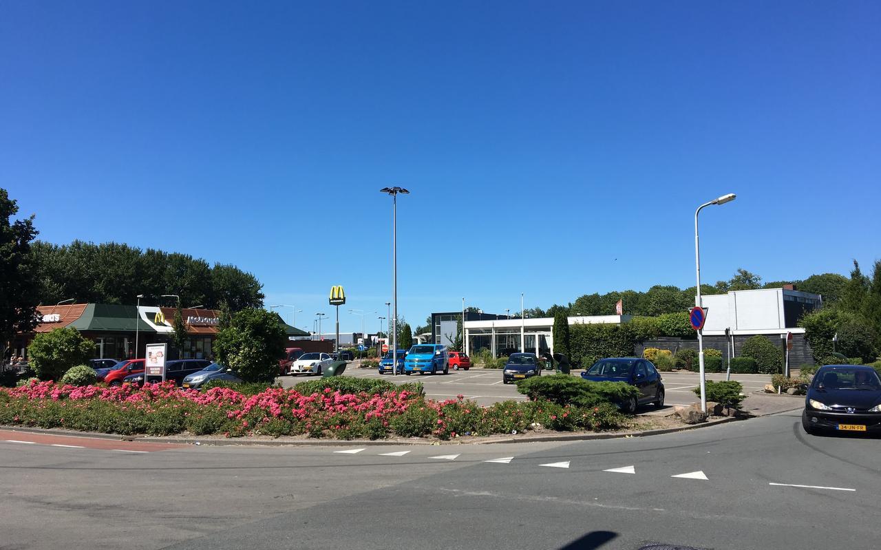 Het voormalige pand van autobedrijf Hylkema, rechts op de foto, wordt aan twee zijden omgeven door het L-vormige McDonald’s-terrein.