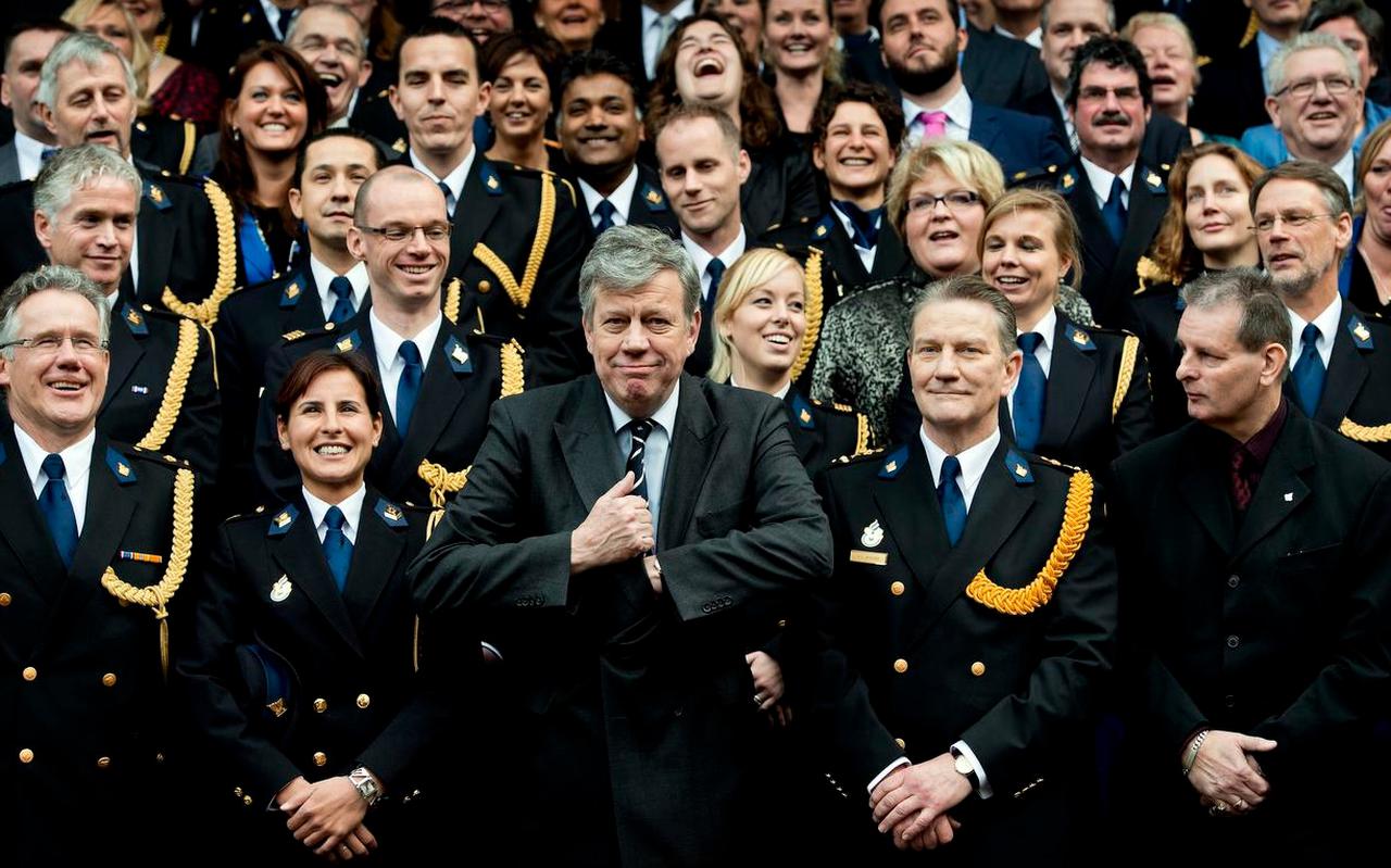 Minister van Veiligheid en Justitie, Ivo Opstelten, (m) schikt zijn das tijdens de groepsfoto met de politietop na afloop van de officiele start van de Nationale Politie, 3 januari 2013.