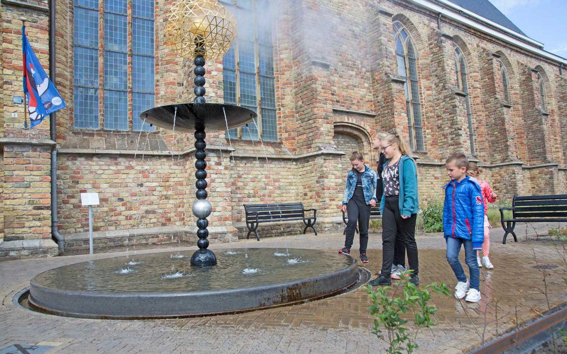 Quagga Compliment Bloesem Veel gespetter bij fontein Franeker, als je pech hebt kom je niet droog in  de kerk - Friesch Dagblad