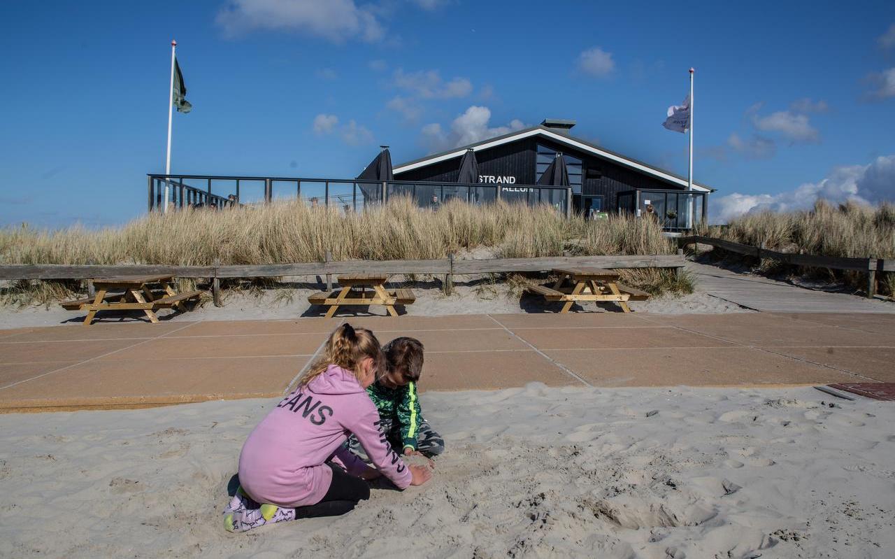 Fenne en haar broertje spelen in het zand bij het strandpaviljoen Ballum.