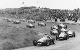 Sfeerbeeld uit de GP van Zandvoort in 1955. Op 3 mei keert de Formule 1 terug naar Nederland.