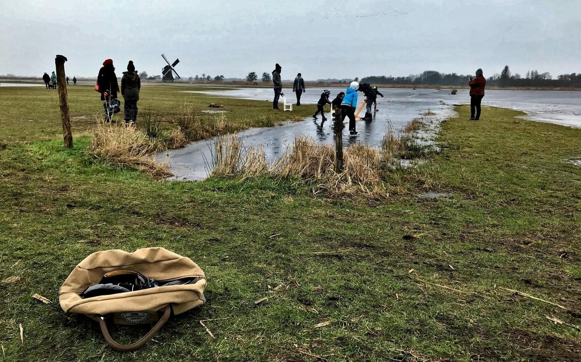 Wetterskip Fryslân pompt peil in boezem omlaag voor betere ijsgroei in komende vorstperiode - Friesc