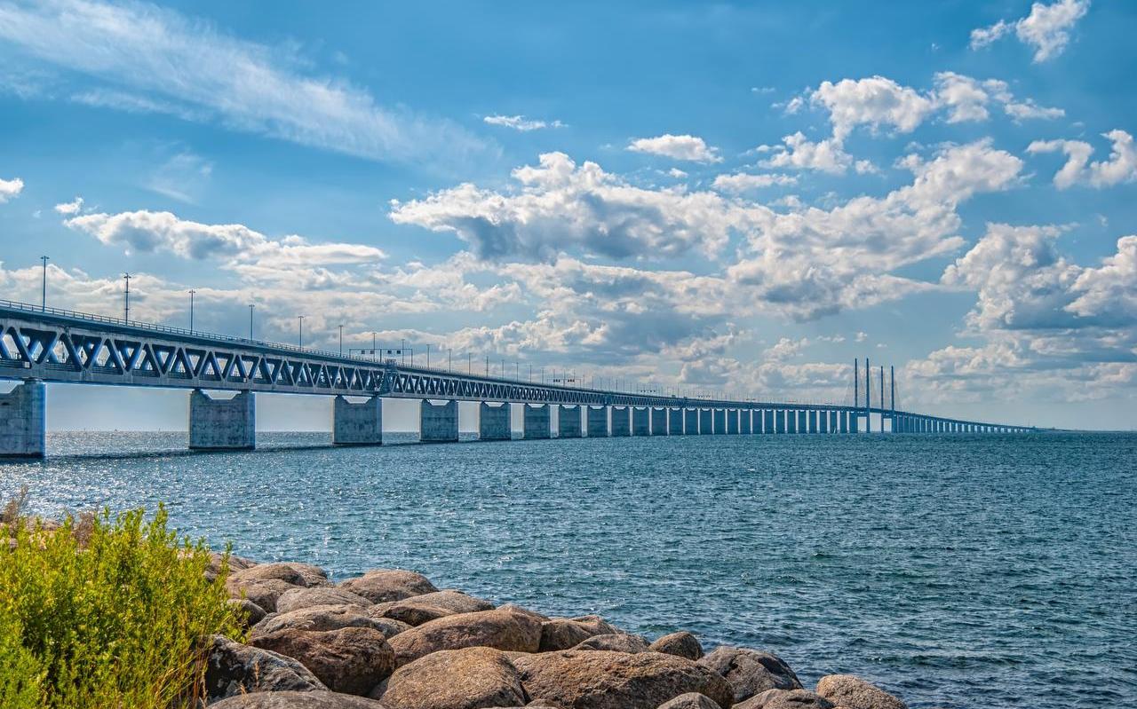 Dagelijks maken meer dan 20.000 motorvoertuigen en 31.000 treinpassagiers gebruik van de Öresundbrug.