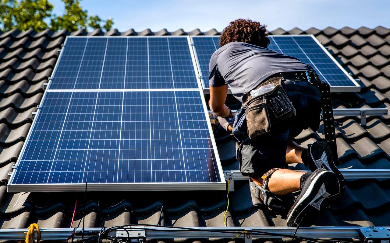Veel boeren hebben zonnepanelen op het dak, of willen dat graag. Het lukt echter vaak niet meer om de installaties aan te sluiten.