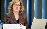 Beatrice de Graaf, lid van de Commissie Onderzoek Interlandelijke Adoptie, geeft uitleg in de Tweede Kamer. Minister Dekker schortte internationale adoptie na publicatie van het rapport per direct op.