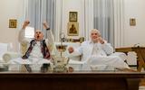 Franciscus (gespeeld door Jonathan Pryce) en emeritus-paus Benedictus (Anthony Hopkins) kijken samen de finale van de wereldkampioenschappen voetbal tussen Argentinië en Duitsland.