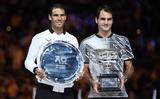 29 januari 2017: Rafael Nadal (l) en Roger Federer na afloop van de finale van de Australian Open. Foto: EPA