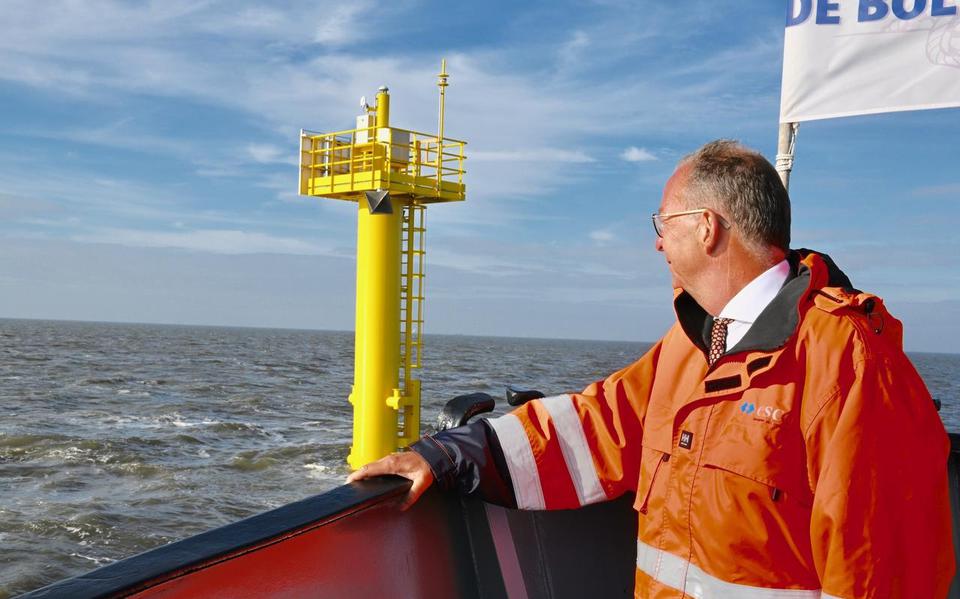 Directeur Durk van Tuinen van Frisia Zout op de Waddenzee in de nabijheid van een van de twee meetpalen.