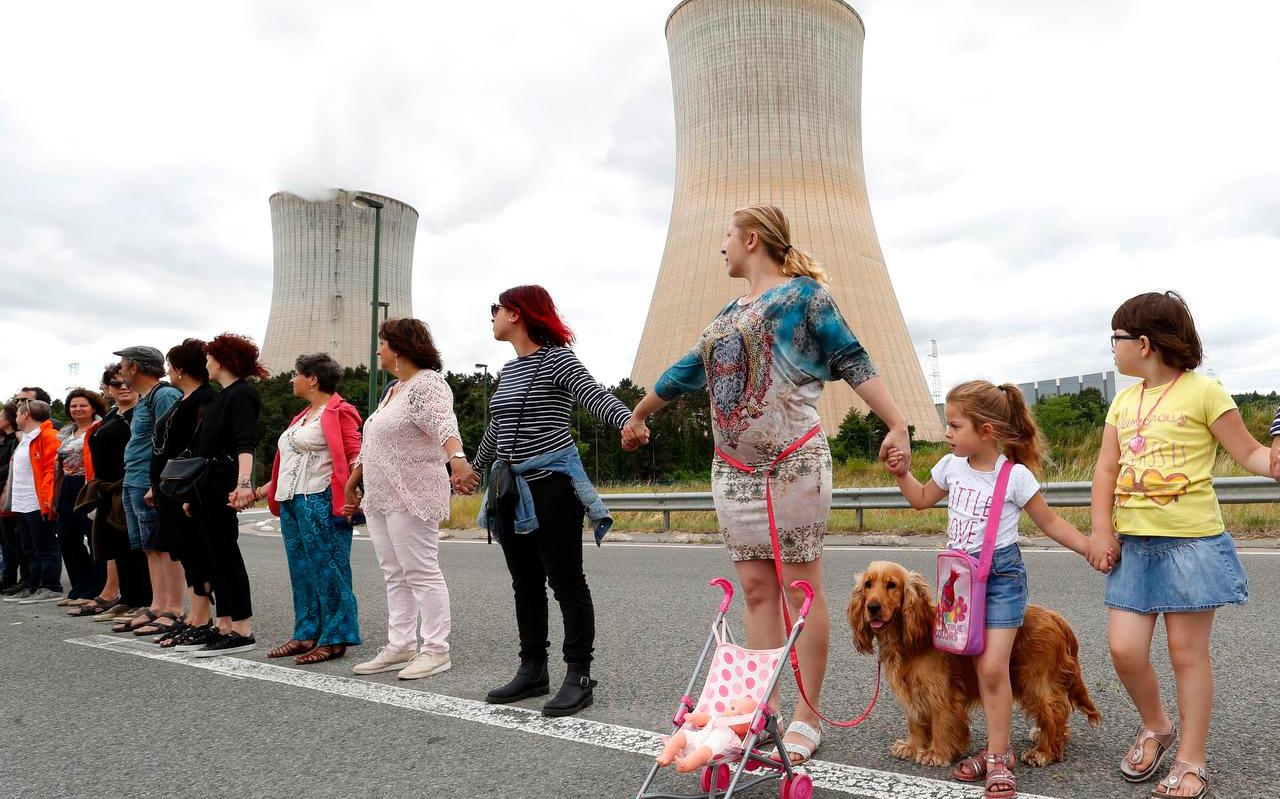 Mensen hand in hand vormen een negentig kilometerslange ketting als vorm van protest tegen de Belgische kerncentrale in Tihange.