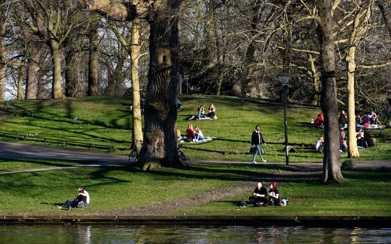 Op 25, 26 en 27 februari was het eventjes lente. Hier genieten bezoekers van de zon in de Prinsentuin in Leeuwarden.