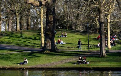 Op 25, 26 en 27 februari was het eventjes lente. Hier genieten bezoekers van de zon in de Prinsentuin in Leeuwarden.