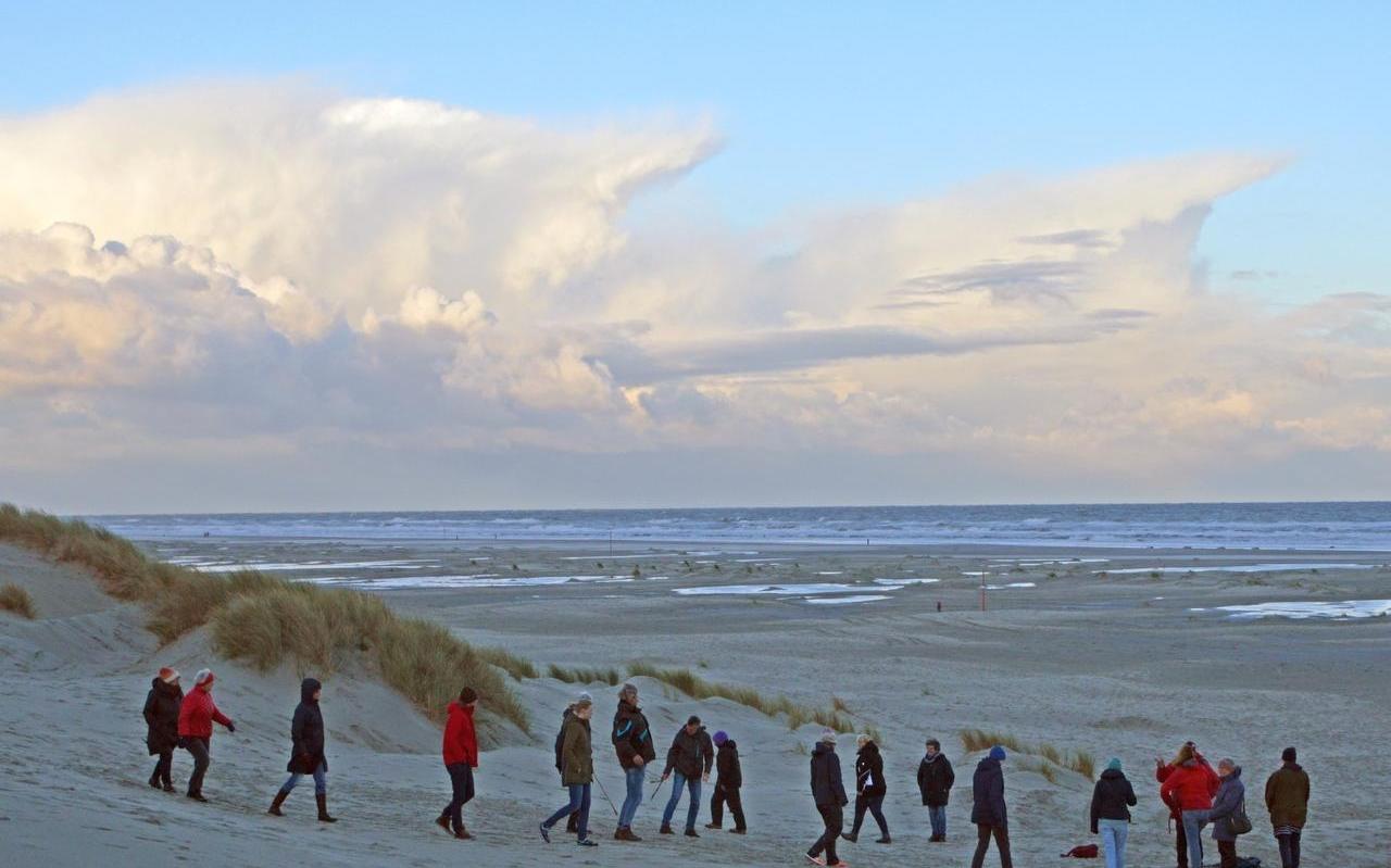 Wake-up meditatie, op zondagmorgen om 08.00 uur op het strand bij Midsland aan Zee. Foto: Jan Heuff