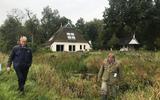 Gedeputeerde Douwe Hoogland (l) en Otto van der Galiën, dagelijks bestuurslid van Wetterskip Fryslân, bekijken de vispassage in het Alddjip in natuurgebied De Poasen.