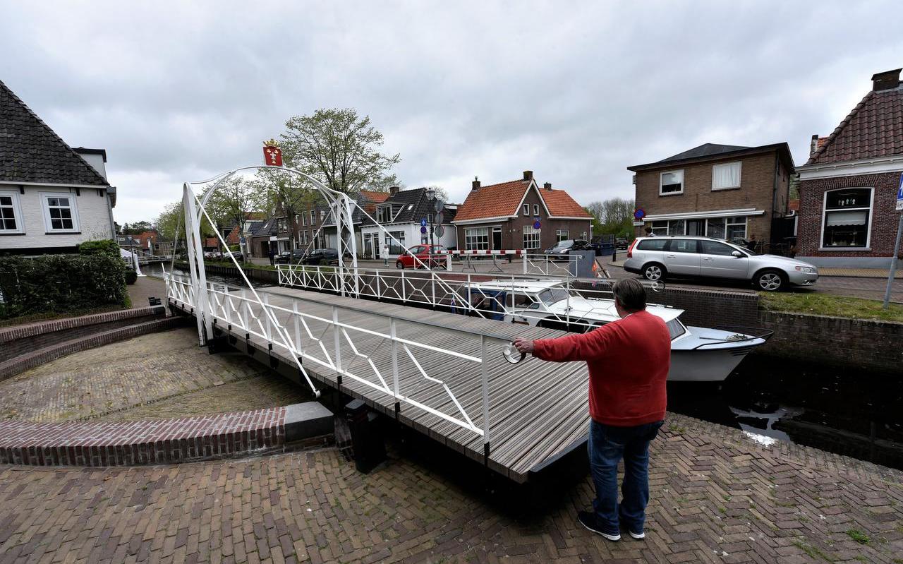 De fietsbrug wordt handmatig geopend voor een boot in het centrum van Aldeboarn. De verdeling van het Fonds Vitale Kernen moet eerlijker, meent Pleatslik Belang.