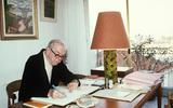 De Engels schrijver Graham Greene, op 1 februari 1982 in zijn huis in het Franse Antibes, bij Nantes.