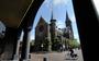 De Bonifatiuskerk in Dokkum gezien vanaf het huidige gemeentehuis.