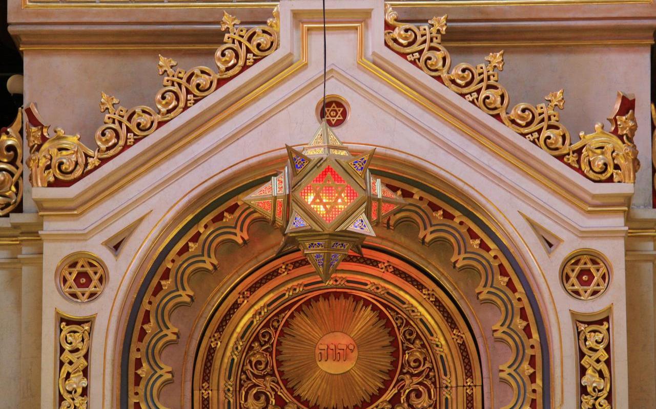 De Godslamp (nèr tamid) in de Grote Synagoge van Boedapest.
