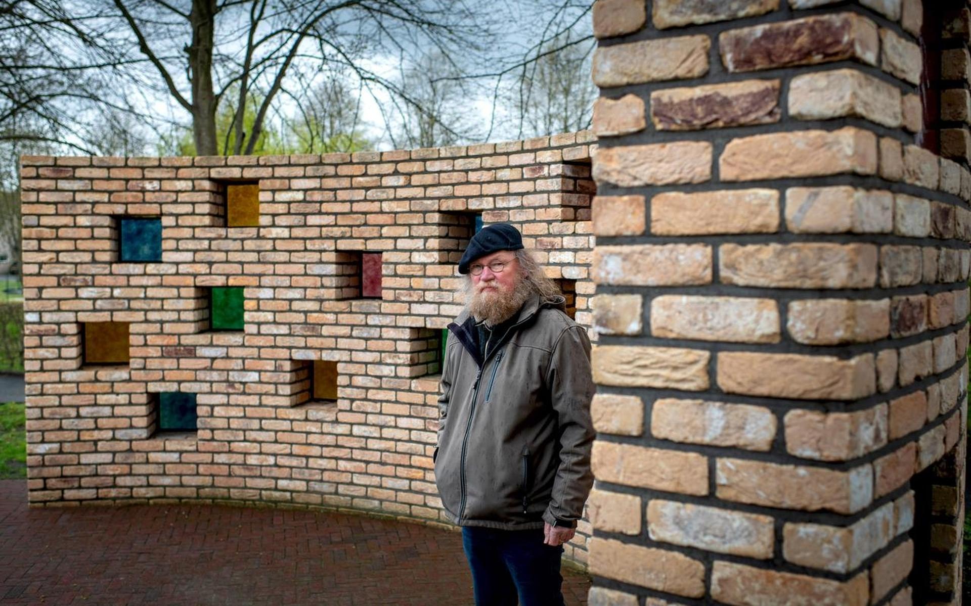 Kunstenaar Anne Woudwijk laat in zijn urnenmuur op begraafplaats bij de kerk van Oudega alles samenv