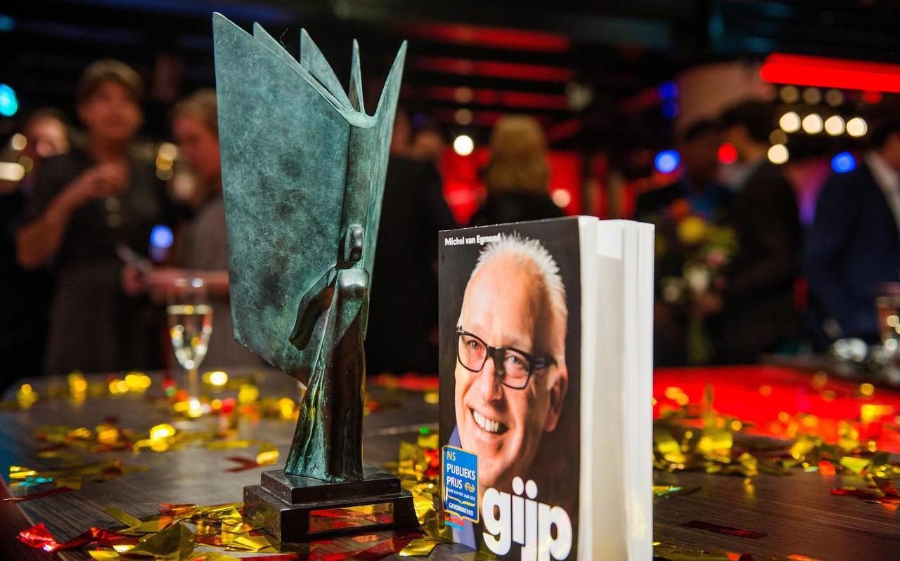Het boek ‘Gijp’ op tafel tijdens de bekendmaking van de NS Publieksprijs 2013 in de uitzending van De Wereld Draait Door.