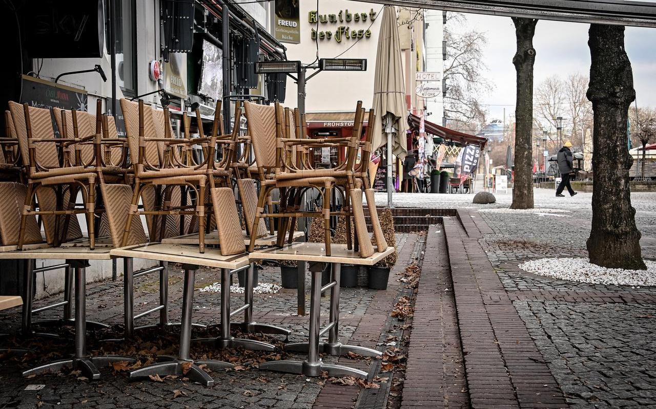 Veel landen zijn vanwege het coronavirus in lockdown gegaan. Op de foto een gesloten restaurant in het Duitse Keulen.