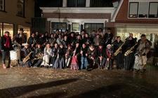 De muzikanten van Excelsior Ouwsterhaule, dat dit jaar 75 jaar bestaat, na afloop van een kerstconcert.