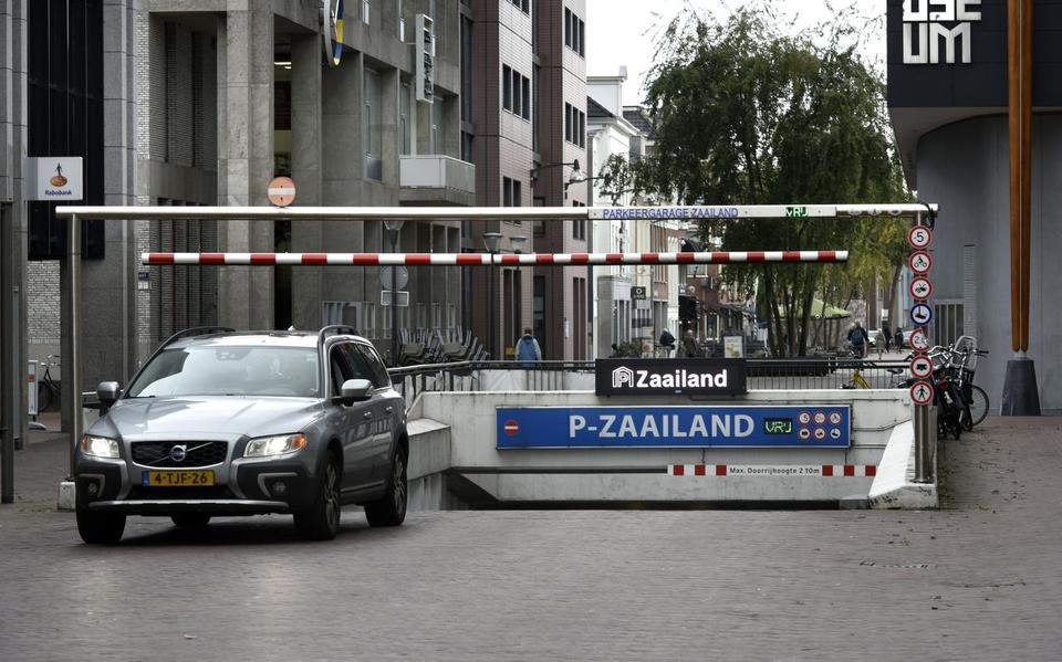 Een auto rijdt weg uit de parkeergarage onder het Zaailand in Leeuwarden.
