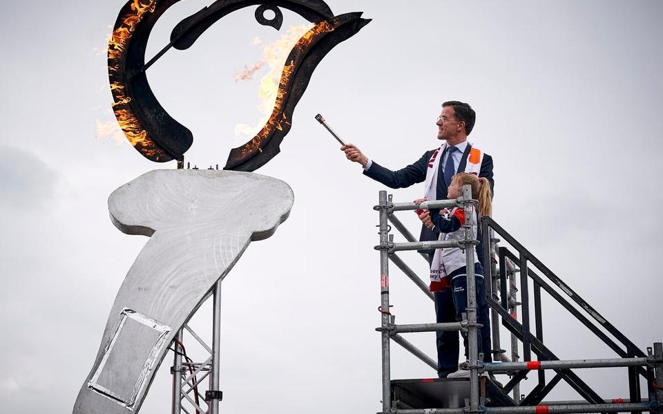 Minister-president Mark Rutte ontsteekt het Bevrijdingsvuur als startsein voor de veertien Bevrijdingsfestivals in 2019.