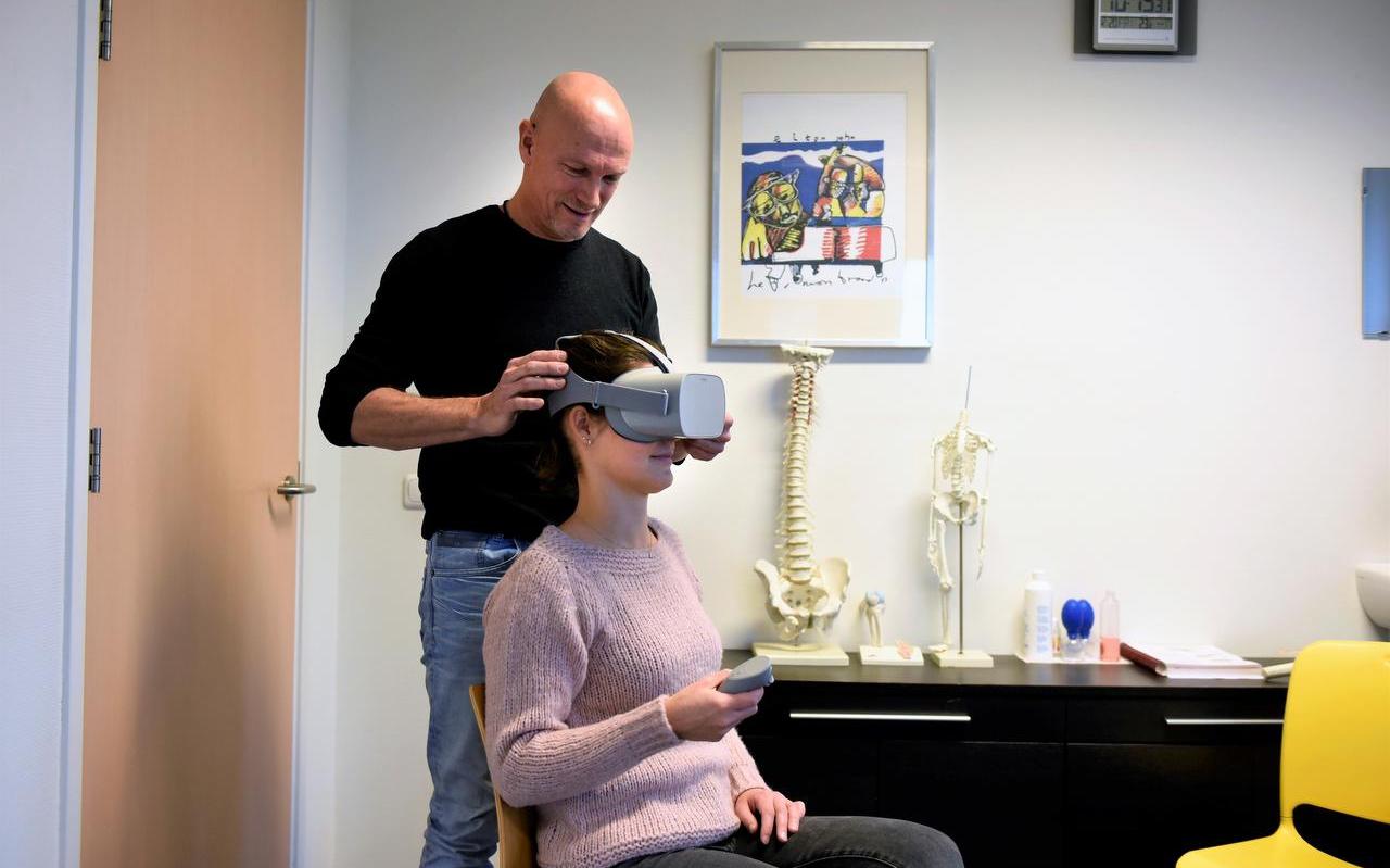 Fysiotherapeut Chris Ritsema in Leeuwarden maakt in zijn praktijk al regelmatig gebruik van de VR-bril tegen chronische pijn