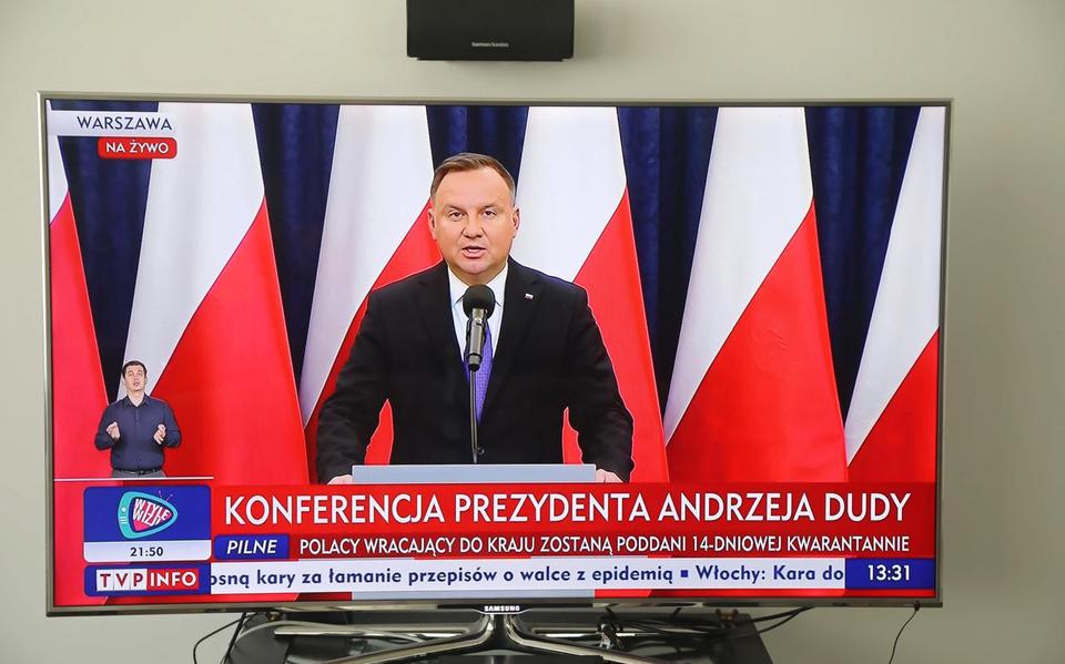 De Poolse president Duda tijdens een televisietoespraak over de corona-crisis. Regeringspartij PiS wil dat er per post gestemd gaat worden bij de presidentsverkiezingen die in mei gepland staan.