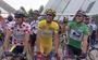 David Millar gaat van start in de gele trui tijdens de tweede etappe van de Tour de France in 2000. De Schot wist in de proloog Lance Armstrong (rechts) af te troeven. Links: Marcel Wust, drager van de bolletjestrui.  Foto: AFP
