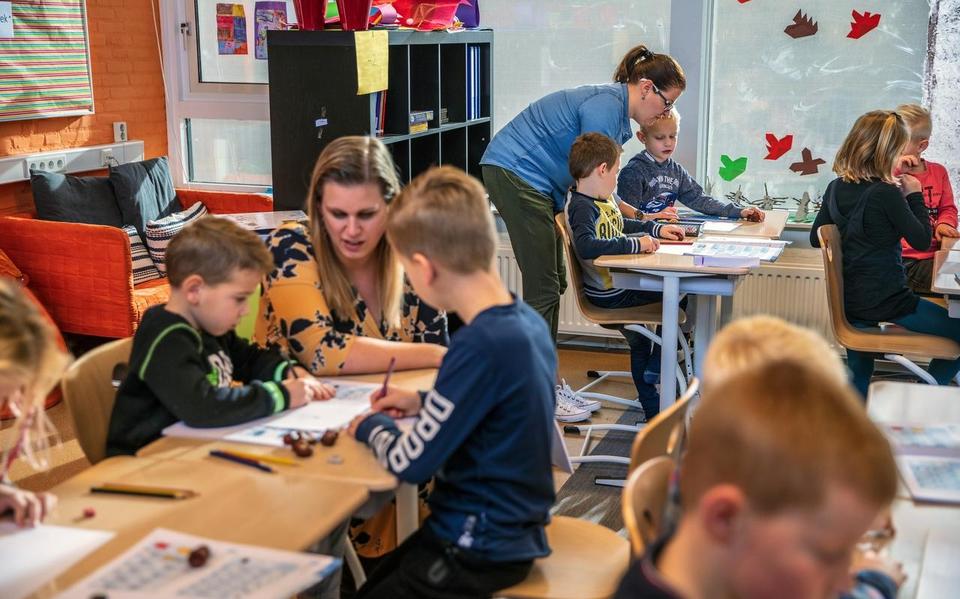 Lianne Bakker (links) en Bianca Luttik helpen mee in groep 3 van cbs De Trieme in Sintjohannesga.