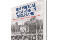 Voetbal is niet weg te denken uit onze maatschappij, maar wie weet er eigenlijk hoe het voetbal verscheen in Nederland? Jan Luitzen (1960) en Willem Zonneveld (1950) zochten het uit.