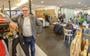 Frits Boersma van Modehuis Boersma in Wolvega: ,,Mensen zijn blij dat ze weer in de winkel komen. Ze zien het ook als een uitje.”